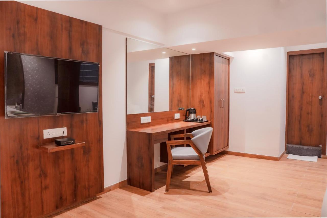 Treebo Serenity Inn, Koregaon Park Pune Exteriör bild